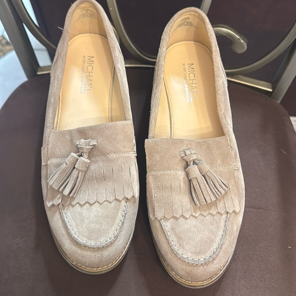 Michel by michael Shannon size 10  suede beige color 
Excellent condition